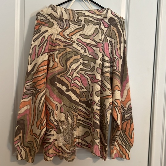 Umgee Ladies Distressed Crocheted Style Sweater Size Medium - Picture 6 of 7